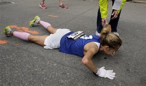 Marathon runner experiencing muscle cramps – a symptom of Hyponatremia. /examiner.com 